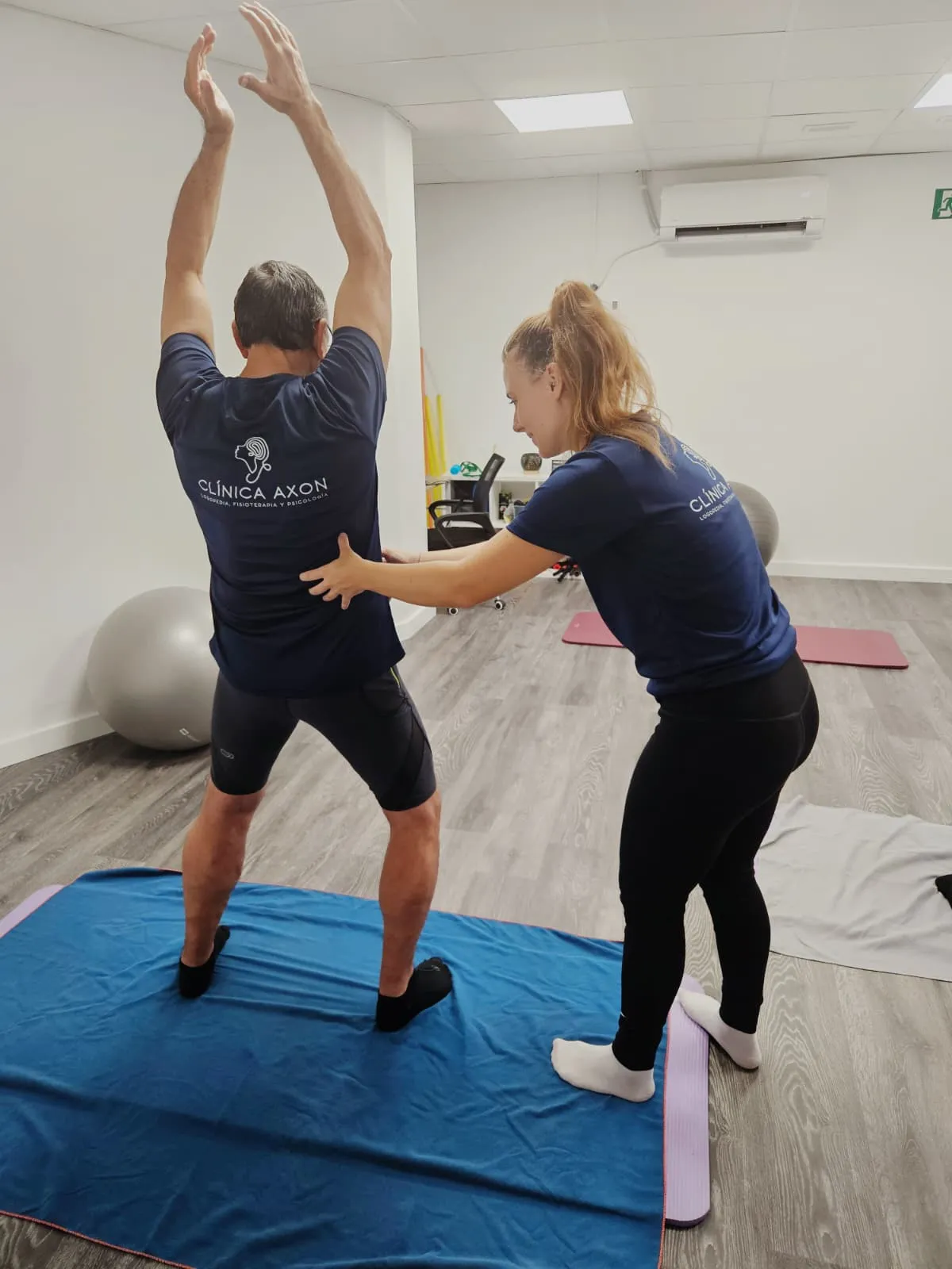 Sesión de fisioterapia neurológica en Clínica Axon Valencia